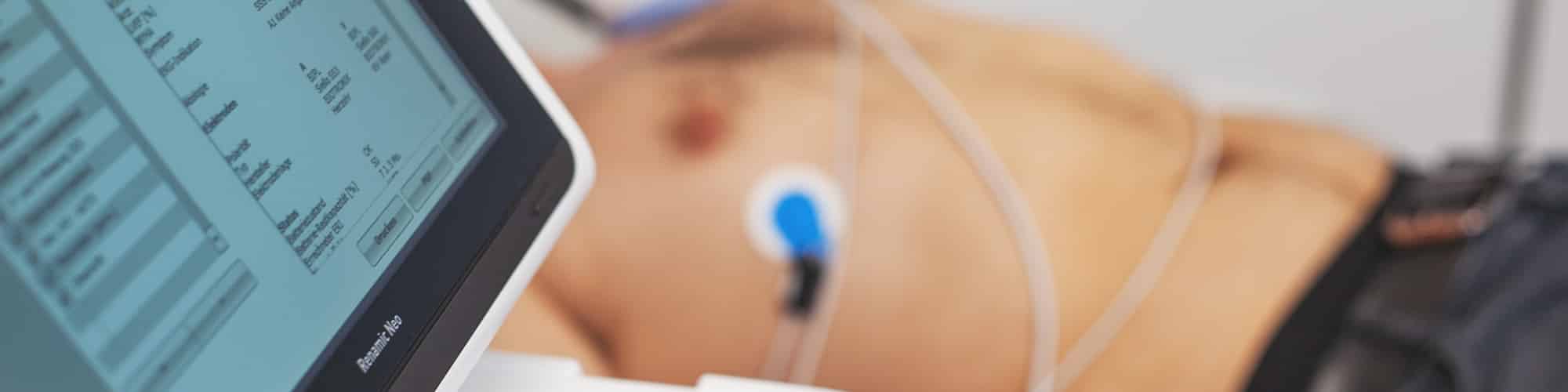 Ein Patient in Münster wird während einer EKG-Untersuchung kardiologisch überwacht.